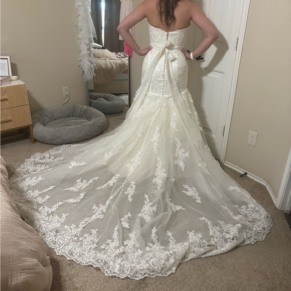 Elegant Strapless Lace Wedding Dress
